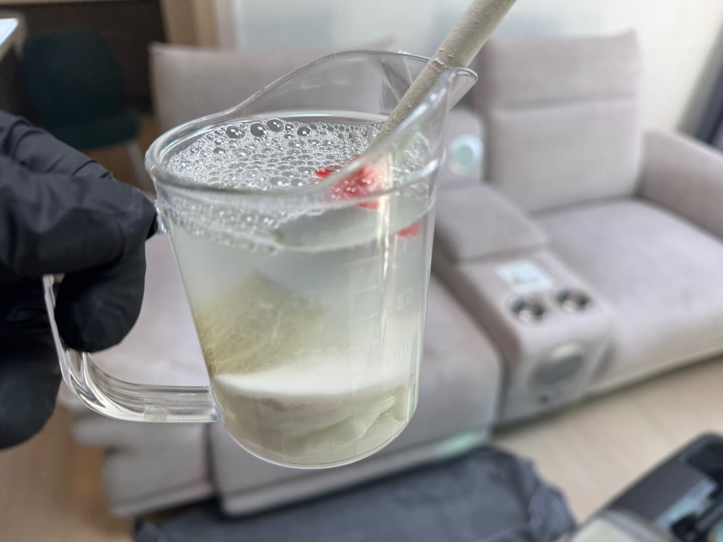 패브릭 소파에 묻은 혈흔 자국 제거될까?